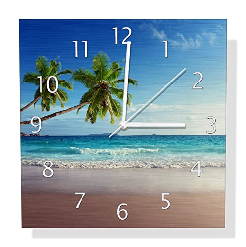 Wallario Design Wanduhr Sandstrand auf den Seychellen - Urlaub unter Palmen aus Aluverbund, Alu-Uhr Größe 30 x 30 cm, weiße Zeiger mit Metalloptik von Wallario