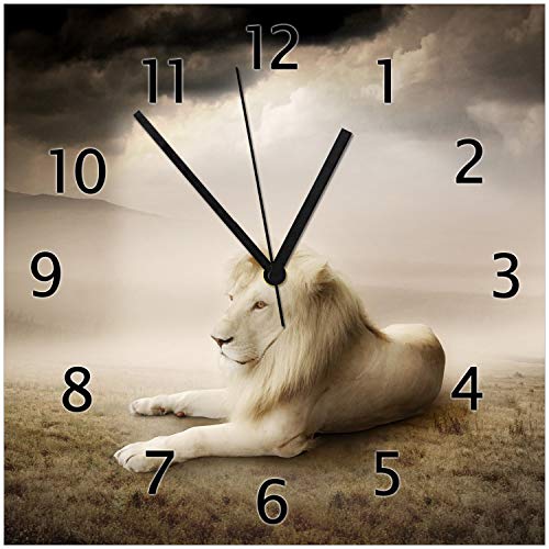 Wallario Design-Wanduhr Stattlicher ruhender Löwe in Afrika in Sepiafarben aus Glas, Motiv-Uhr Größe 30 x 30 cm, Schwarze Zeiger Wallario Design-Wanduhr Stattlicher ruhender Löwe in Afrika in Sepiafarben aus Glas, Motiv-Uhr Größe 30 x 30 cm, Schwarze Zeiger von Wallario