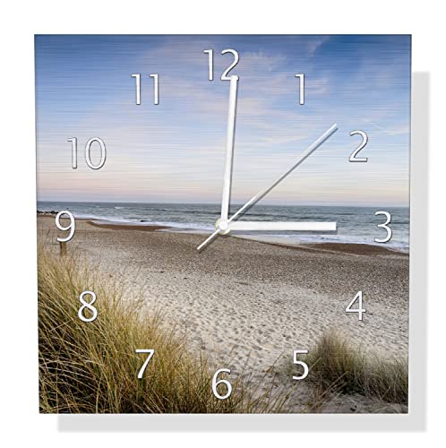 Wallario Design Wanduhr Strandspaziergang im Urlaub an der Ostsee aus Aluverbund, Alu-Uhr Größe 30 x 30 cm, weiße Zeiger mit Metalloptik von Wallario