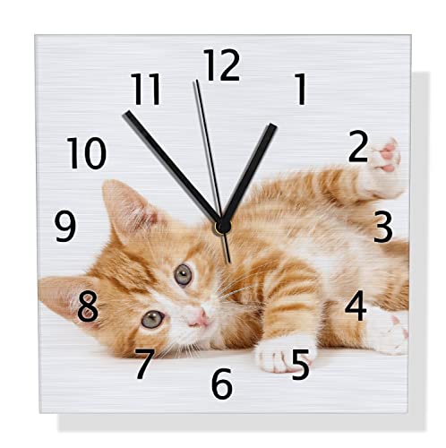 Wallario Design Wanduhr Süße Katze mit großen Augen - rot weiß getigert aus Aluverbund, Alu-Uhr Größe 30 x 30 cm, Schwarze Zeiger mit Metalloptik von Wallario