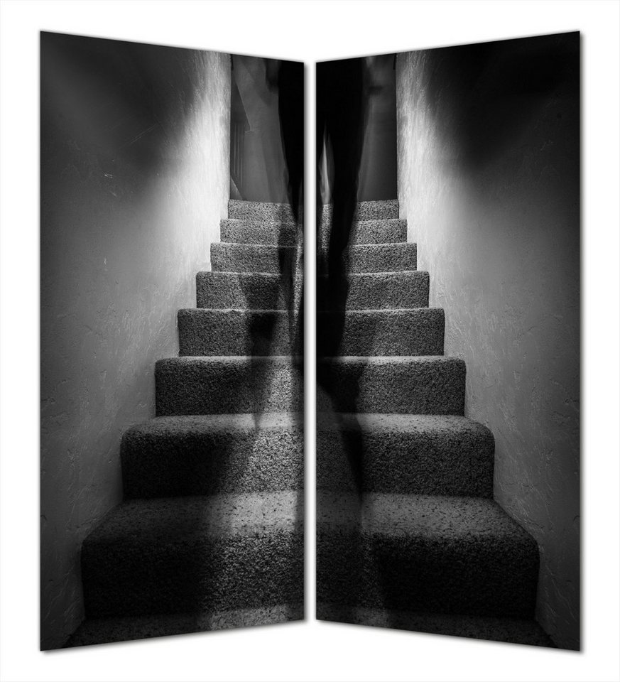 Wallario Duschrückwand Mysteriöse Treppe mit Schattenfigur - Schwarzweiß, (2-tlg) von Wallario