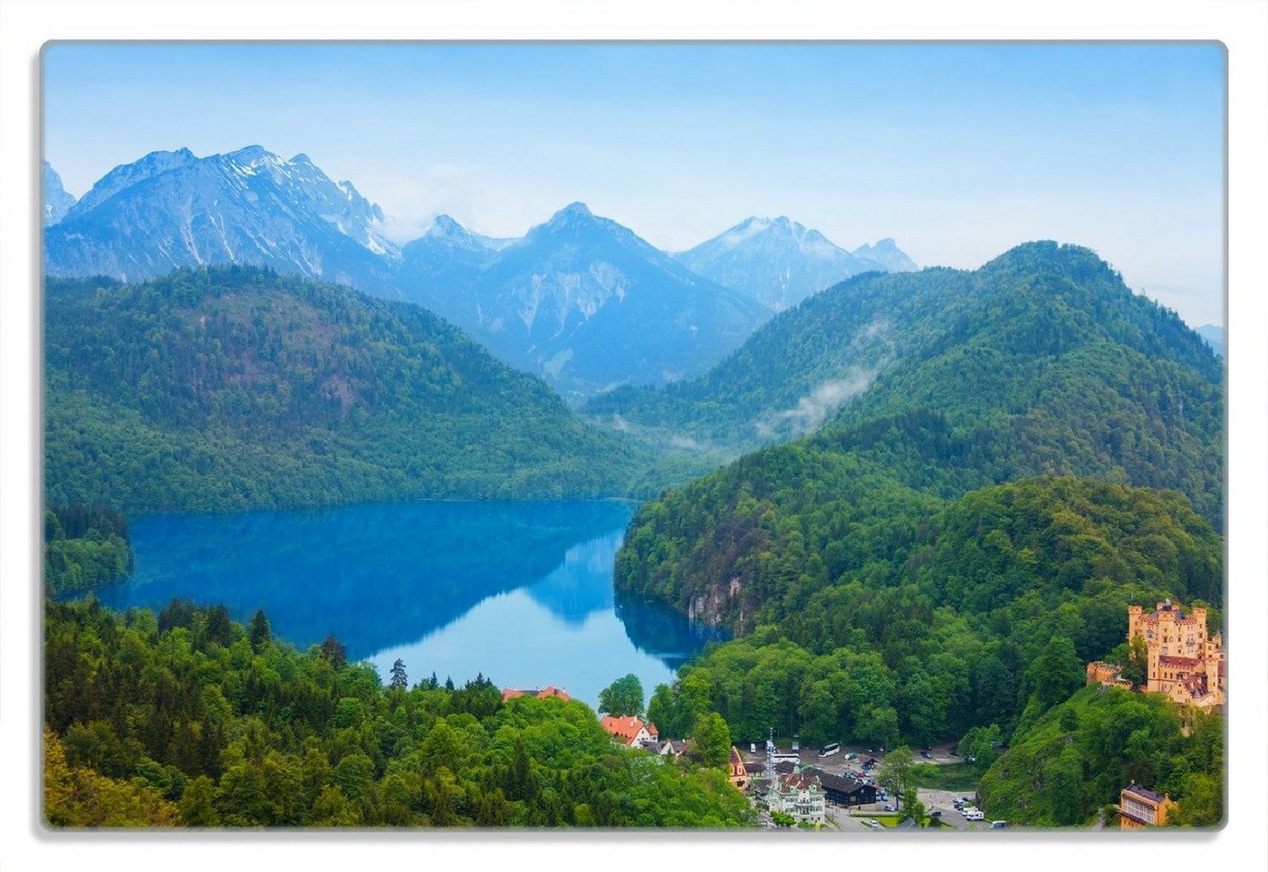 Wallario Frühstücksbrett Schloss Hohenschwangau neben dem Alpsee, (inkl. rutschfester Gummifüße 4mm, 1-St), 20x30cm von Wallario