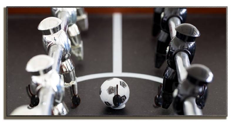 Wallario Garderobenpaneel Kicker-Tisch in Nahaufnahme - Ball in der Mitte (1-teilig, inkl. Haken und Befestigung), 80x40cmHolz von Wallario