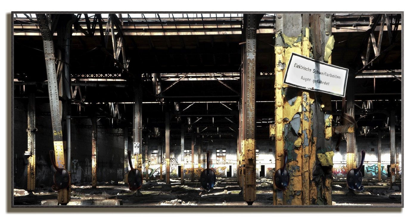 Wallario Garderobenpaneel Verlassene alte Fabrik-Halle mit leuchtenden Sonnenstrahlen (1-teilig, inkl. Haken und Befestigung), 80x40cmHolz von Wallario