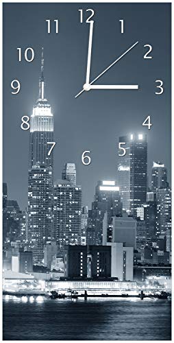 Wallario Design-Wanduhr New York Skyline - Schwarz Weiß Blau aus Glas, Motiv-Uhr Größe 30 x 60 cm, weiße Zeiger von Wallario