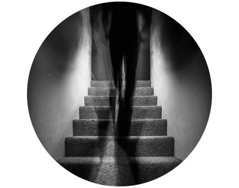 Wallario Glasbild, Mysteriöse Treppe mit Schattenfigur - Schwarzweiß, in verschiedenen Ausführungen von Wallario