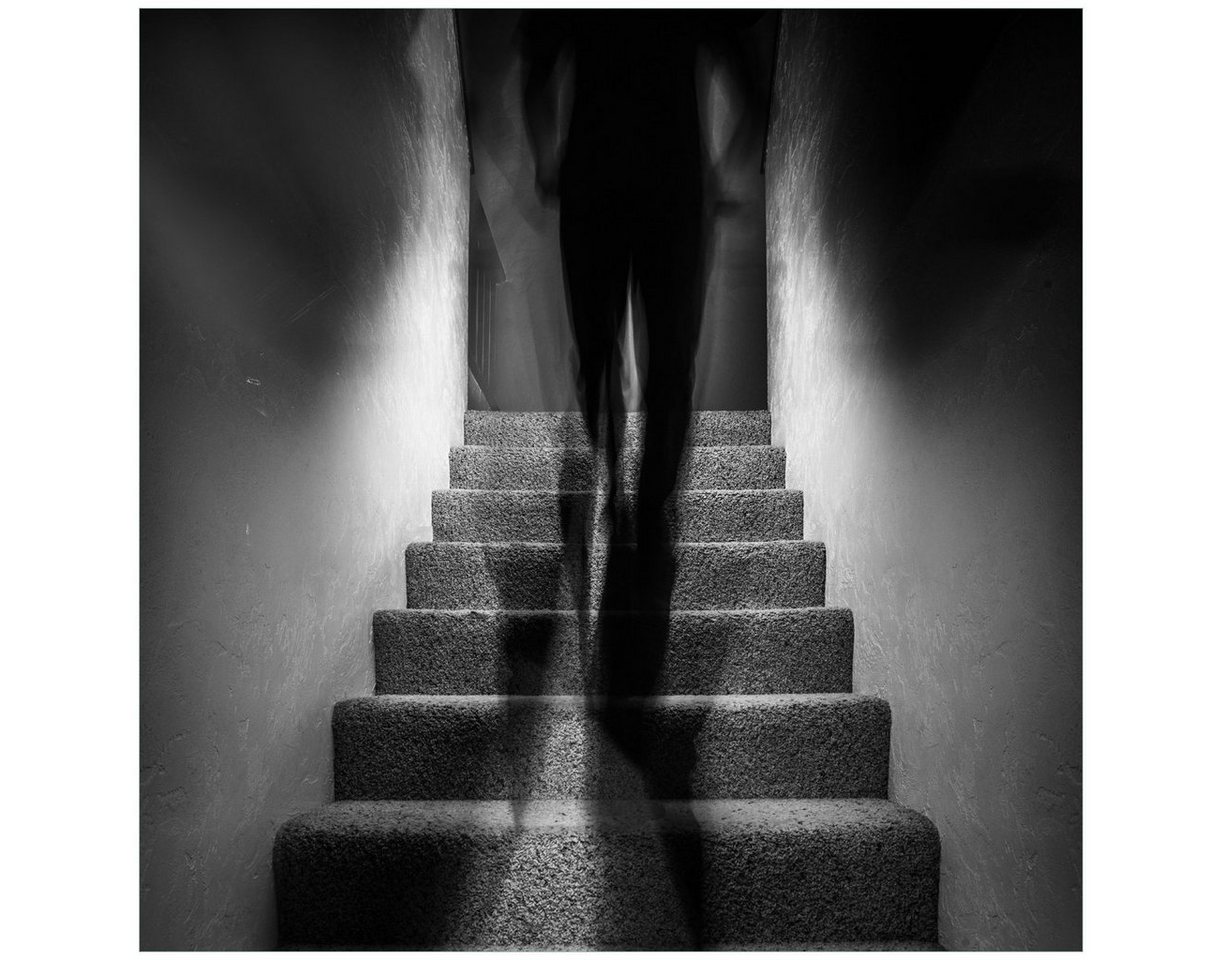 Wallario Glasbild, Mysteriöse Treppe mit Schattenfigur - Schwarzweiß, in verschiedenen Ausführungen Wallario Glasbild, Mysteriöse Treppe mit Schattenfigur - Schwarzweiß, in verschiedenen Ausführungen von Wallario