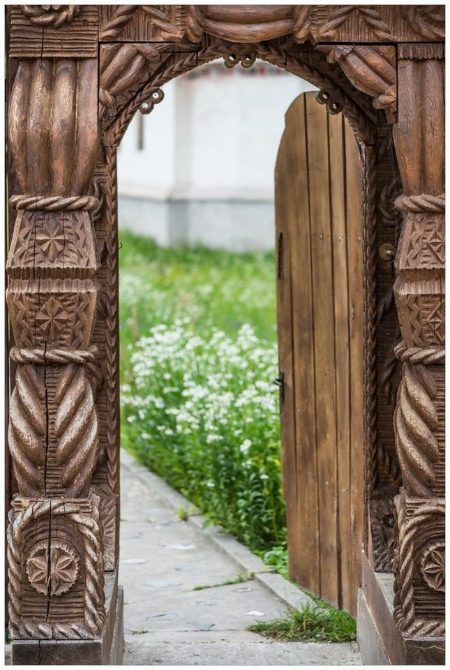 Wallario Glasbild, Offene alte Pforte mit Schnitzereien aus Holz, in verschiedenen Ausführungen von Wallario