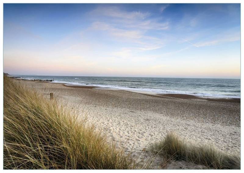 Wallario Glasbild, Strandspaziergang im Urlaub an der Ostsee, in verschiedenen Ausführungen von Wallario