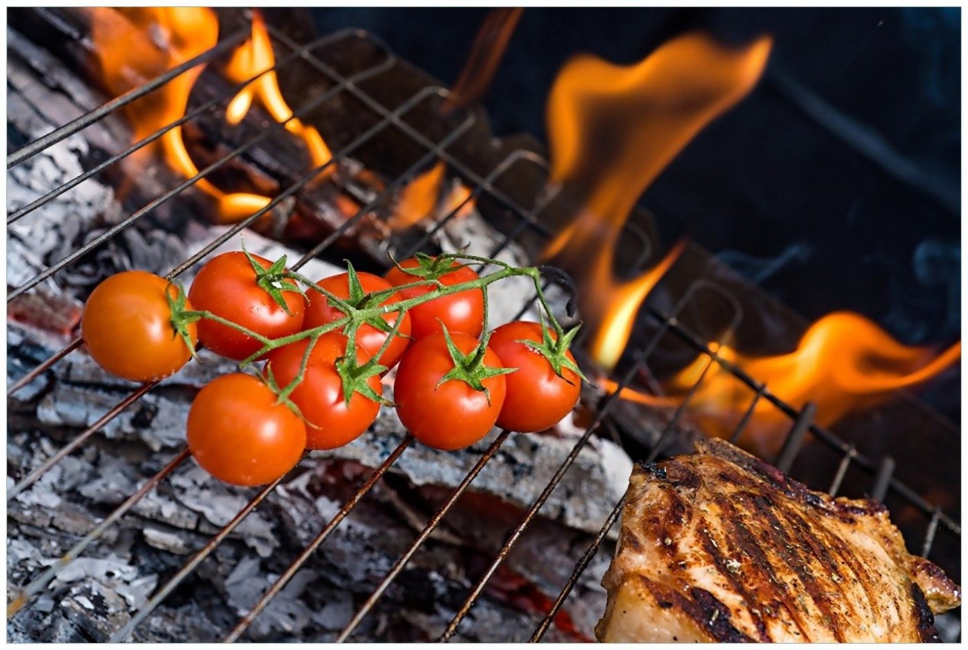 Wallario Glasbild, Tomaten und Steak auf einem Grill, in verschiedenen Ausführungen von Wallario