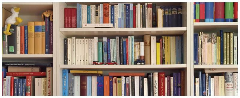 Wallario Glasbild, Weißes Bücherregal mit unterschiedlichen Büchern, in verschiedenen Ausführungen von Wallario