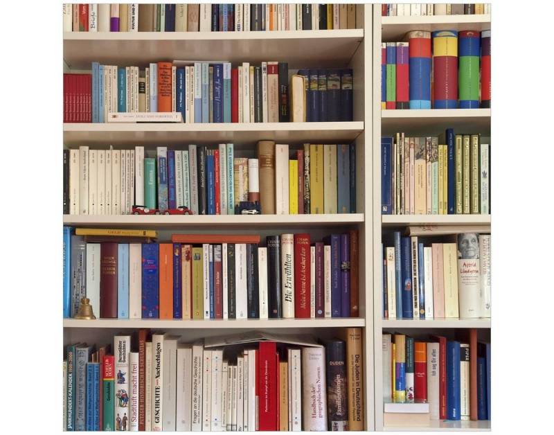 Wallario Glasbild, Weißes Bücherregal mit unterschiedlichen Büchern, in verschiedenen Ausführungen von Wallario