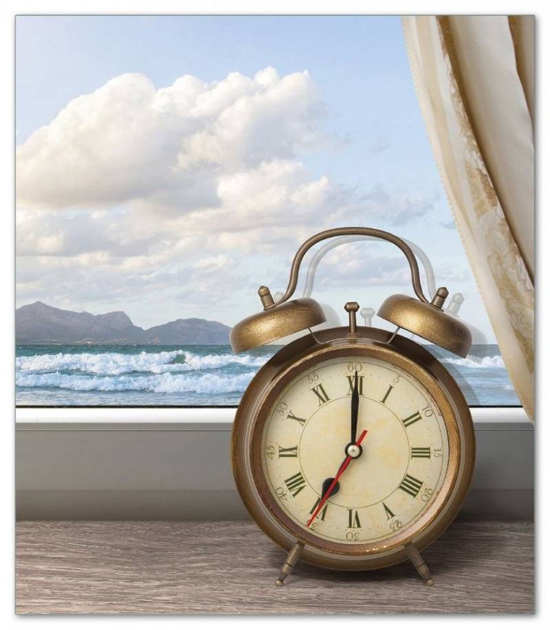 Wallario Herd-Abdeckplatte Guten Morgen sagt das Meer - Wecker und Vorhang am Fenster, ESG-Sicherheitsglas, (Glasplatte, 1 tlg., inkl. 5mm Noppen), verschiedene Größen von Wallario