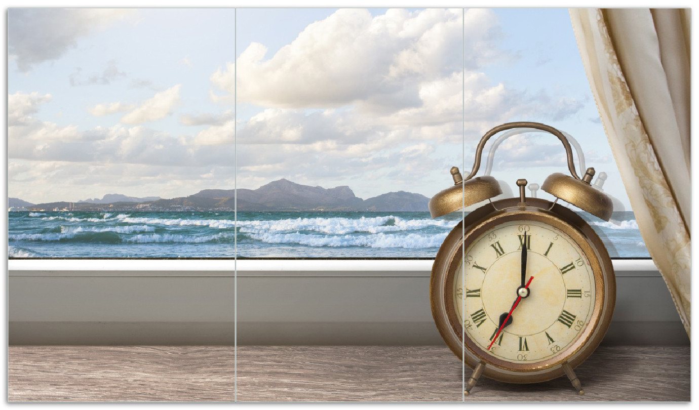 Wallario Herd-Abdeckplatte Guten Morgen sagt das Meer - Wecker und Vorhang am Fenster, ESG-Sicherheitsglas, (Glasplatte, 3 tlg., inkl. 5mm Noppen), verschiedene Größen von Wallario
