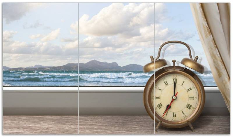 Wallario Herd-Abdeckplatte Guten Morgen sagt das Meer - Wecker und Vorhang am Fenster, ESG-Sicherheitsglas, (Glasplatte, 3 tlg., inkl. 5mm Noppen), verschiedene Größen von Wallario