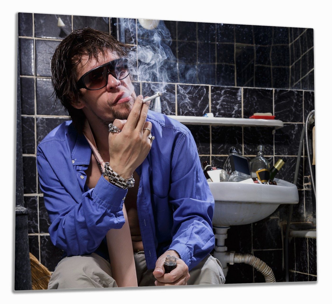 Wallario Herd-Abdeckplatte Kloparty - Sexy Mann auf Toilette mit Zigarette, ESG-Sicherheitsglas, (Glasplatte, 1 tlg., inkl. 5mm Noppen), verschiedene Größen von Wallario