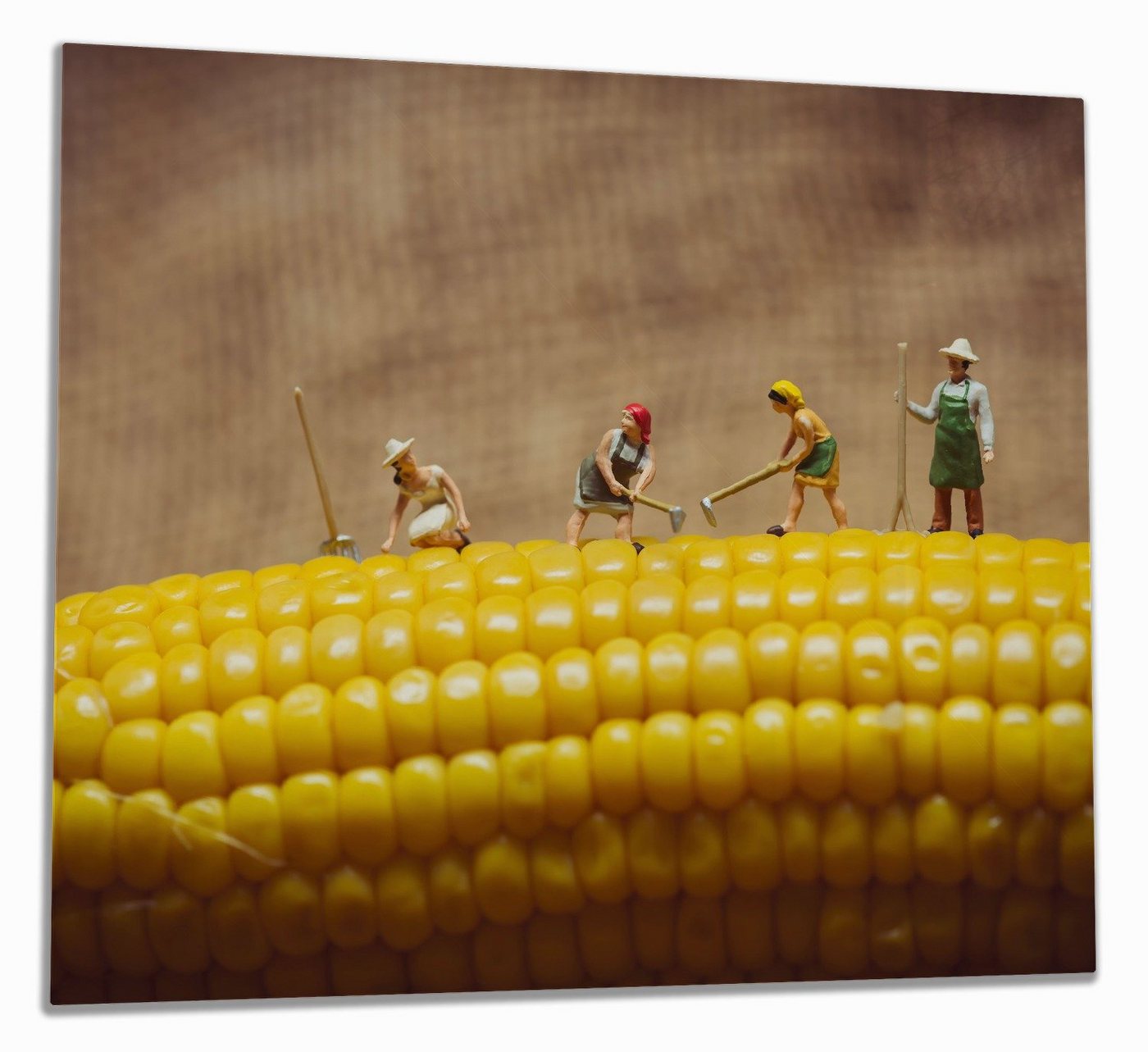 Wallario Herd-Abdeckplatte Lustige Bauernfiguren auf einem Maiskolben beim Arbeiten, ESG-Sicherheitsglas, (Glasplatte, 1 tlg., inkl. 5mm Noppen), verschiedene Größen von Wallario