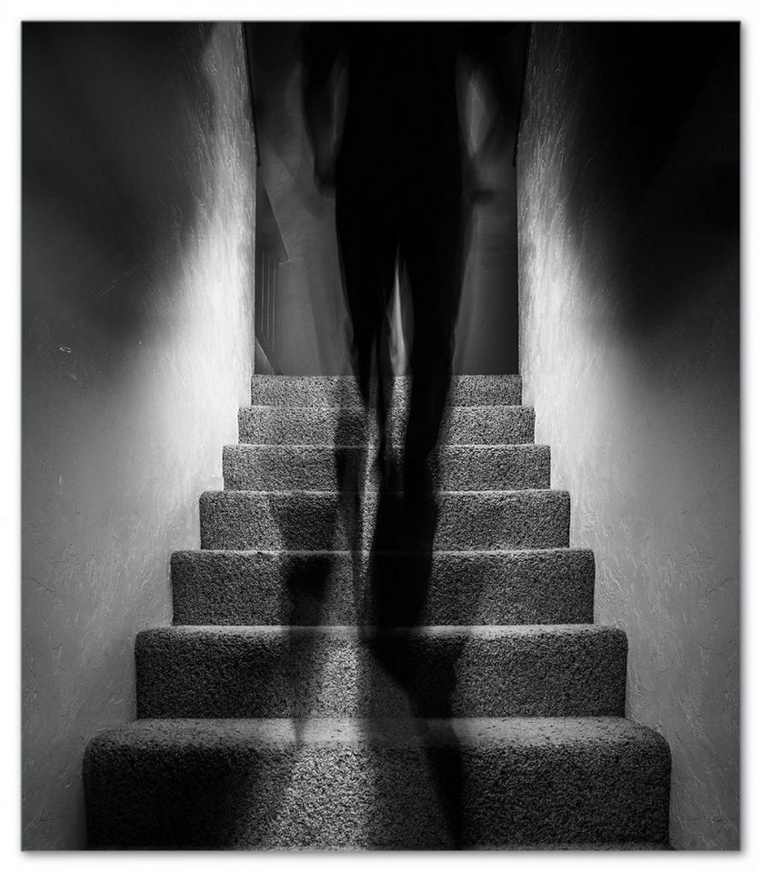 Wallario Herd-Abdeckplatte Mysteriöse Treppe mit Schattenfigur - Schwarzweiß, ESG-Sicherheitsglas, (Glasplatte, 1 tlg., inkl. 5mm Noppen), verschiedene Größen von Wallario