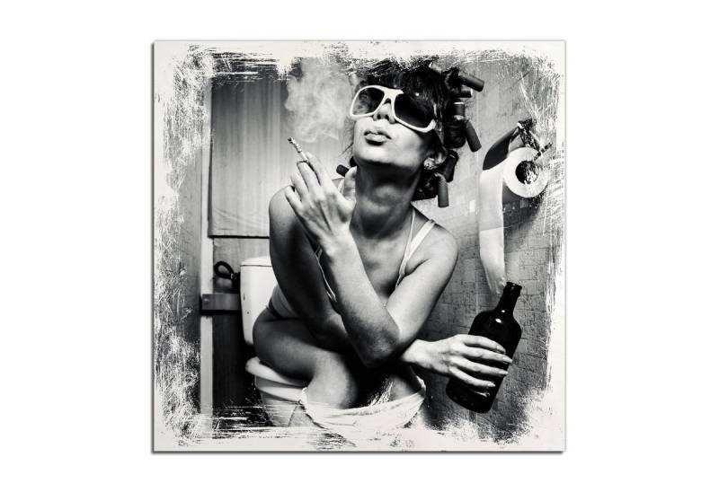 Wallario Holzbild, Kloparty - Sexy Frau auf Toilette mit Zigarette und Schnaps, in verschiedenen Ausführungen von Wallario