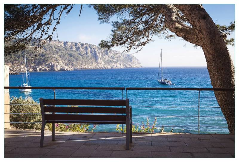 Wallario Küchenrückwand Einsame Bank am Meer - Spanien im Sommer, (1-tlg) von Wallario