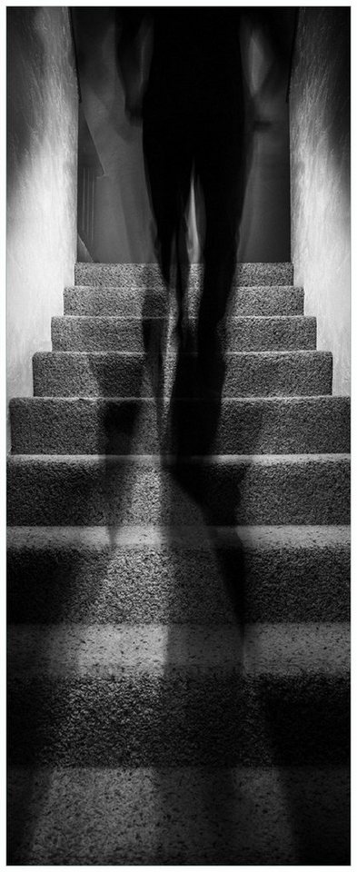 Wallario Memoboard Mysteriöse Treppe mit Schattenfigur - Schwarzweiß von Wallario