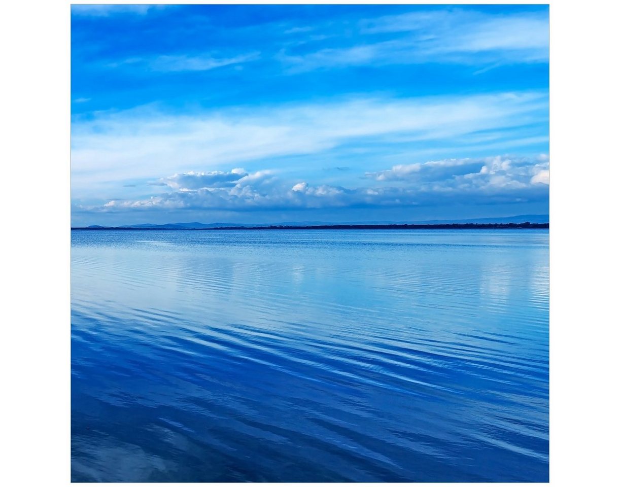Wallario Möbelfolie Blaue Meeresbucht in Italien mit Spiegelung im Wasser von Wallario