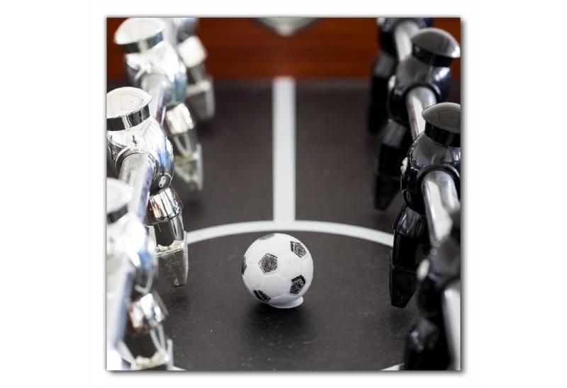 Wallario Möbelfolie Kicker-Tisch in Nahaufnahme - Ball in der Mitte von Wallario