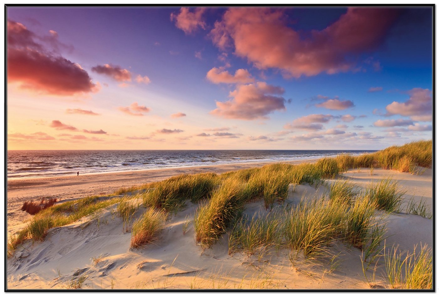 Wallario Poster, Abendspaziergang am Strand - Sonnenuntergang über dem Meer, in verschiedenen Ausführungen von Wallario