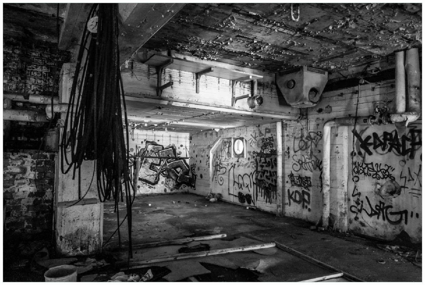 Wallario Poster, Alte verlassene Fabrik in schwarz weiß mit Graffiti, in verschiedenen Ausführungen von Wallario