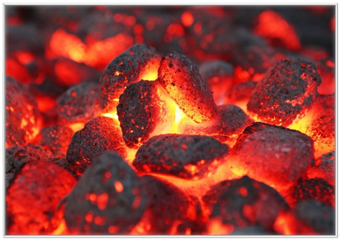 Wallario Poster, Glühende Kohlen im Kamin, in verschiedenen Ausführungen Wallario Poster, Glühende Kohlen im Kamin, in verschiedenen Ausführungen von Wallario