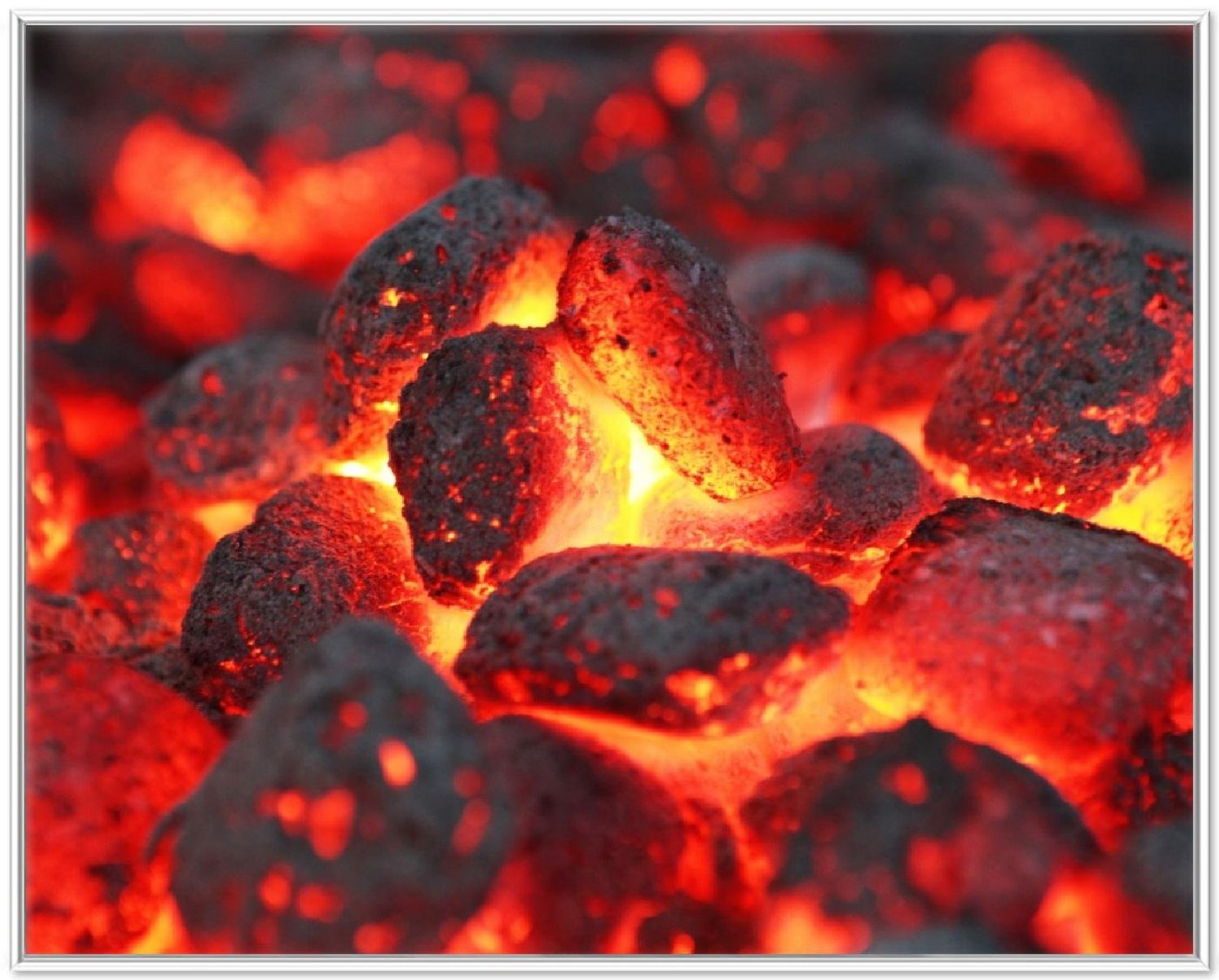 Wallario Poster, Glühende Kohlen im Kamin, in verschiedenen Ausführungen Wallario Poster, Glühende Kohlen im Kamin, in verschiedenen Ausführungen von Wallario