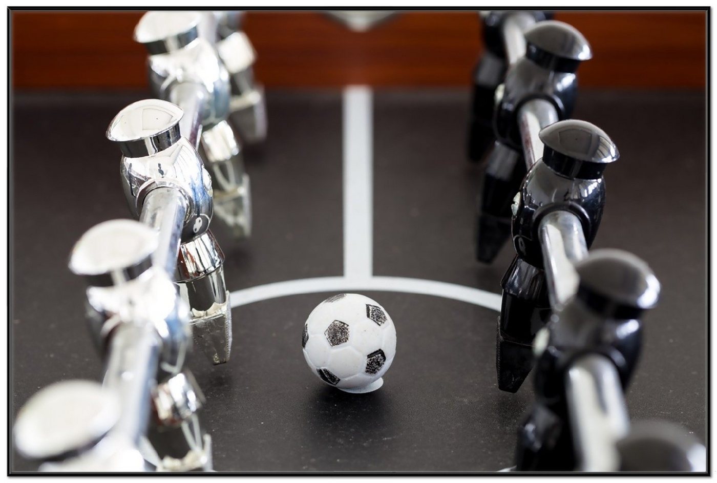 Wallario Poster, Kicker-Tisch in Nahaufnahme - Ball in der Mitte, in verschiedenen Ausführungen von Wallario