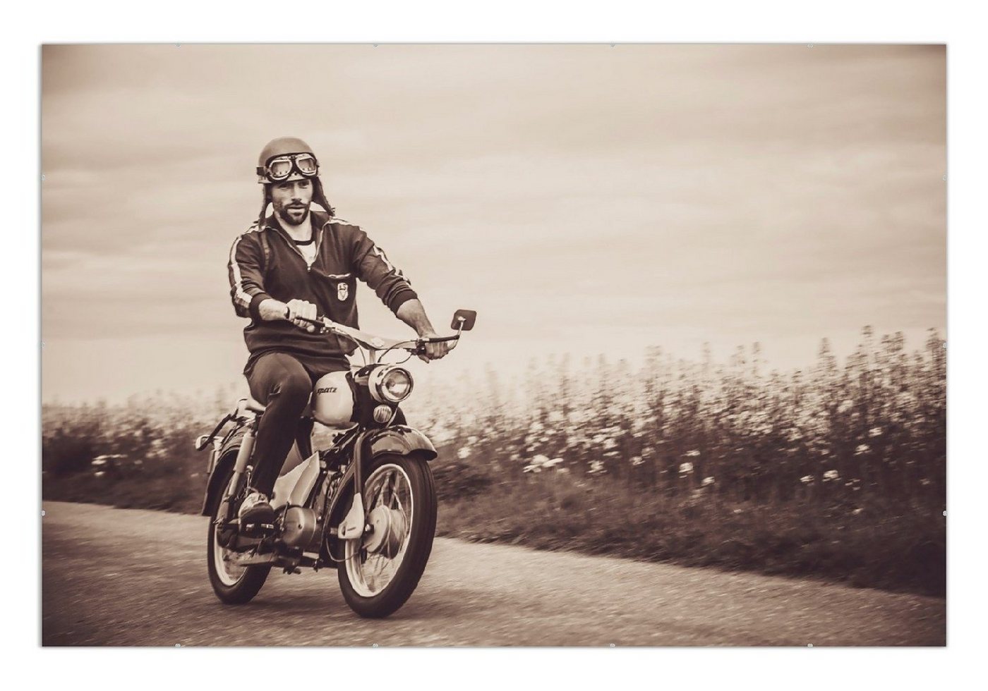 Wallario Poster, Simson Fahrer in der DDR in Sepiafarben, in verschiedenen Ausführungen von Wallario