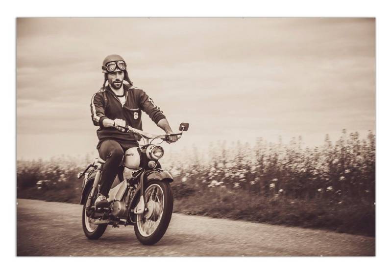 Wallario Poster, Simson Fahrer in der DDR in Sepiafarben, in verschiedenen Ausführungen von Wallario