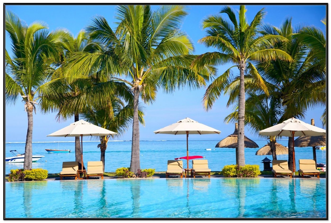 Wallario Poster, Sonnenschirme am Südsee-Palmenstrand mit blauem Meer-Wasser, in verschiedenen Ausführungen von Wallario