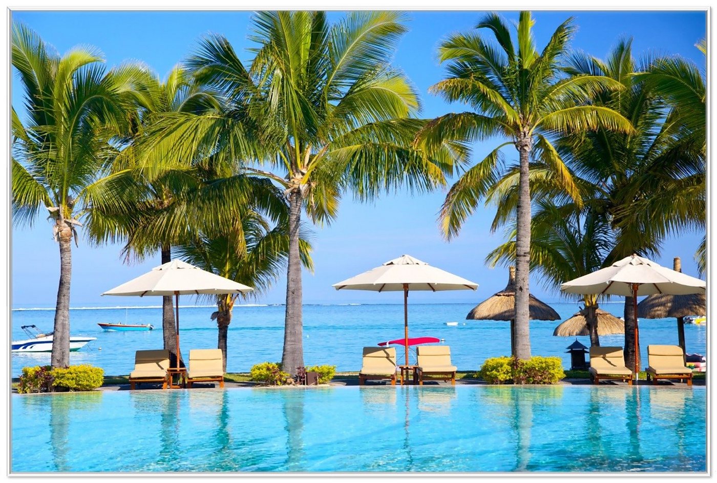 Wallario Poster, Sonnenschirme am Südsee-Palmenstrand mit blauem Meer-Wasser, in verschiedenen Ausführungen von Wallario