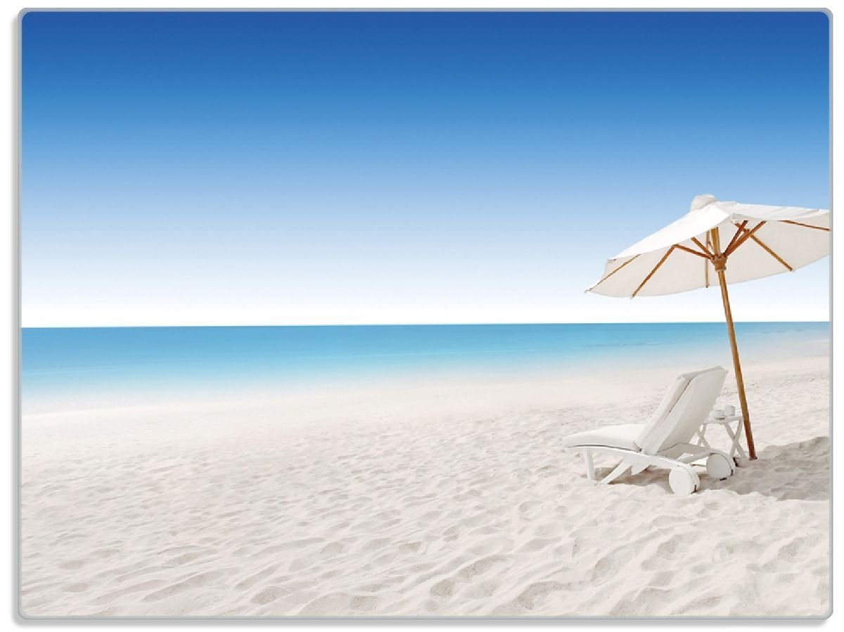 Wallario Schneidebrett Sonnenliege am weißen Strand unter blauem Himmel, ESG-Sicherheitsglas, (inkl. rutschfester Gummifüße 4mm, 1-St), 30x40cm von Wallario
