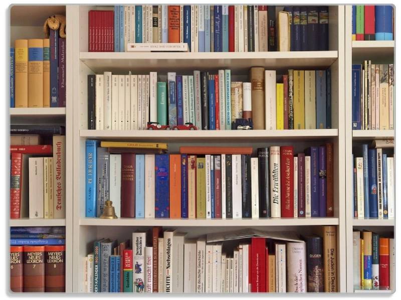 Wallario Schneidebrett Weißes Bücherregal mit unterschiedlichen Büchern, ESG-Sicherheitsglas, (inkl. rutschfester Gummifüße 4mm, 1-St), 30x40cm von Wallario