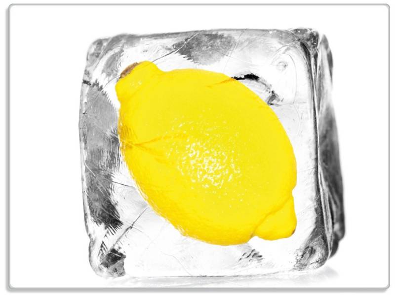 Wallario Schneidebrett Zitrone in Eiswürfel - Eiskaltes Obst, ESG-Sicherheitsglas, (inkl. rutschfester Gummifüße 4mm, 1-St), 30x40cm von Wallario