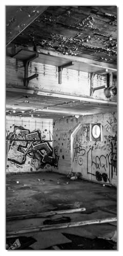 Wallario Selbstklebende Türtapete Alte verlassene Fabrik in schwarz weiß mit Graffiti - Türposter 100 x 220 cm Abwischbar, rückstandsfrei zu entfernen Wallario Selbstklebende Türtapete Alte verlassene Fabrik in schwarz weiß mit Graffiti - Türposter 100 x 220 cm Abwischbar, rückstandsfrei zu entfernen von Wallario