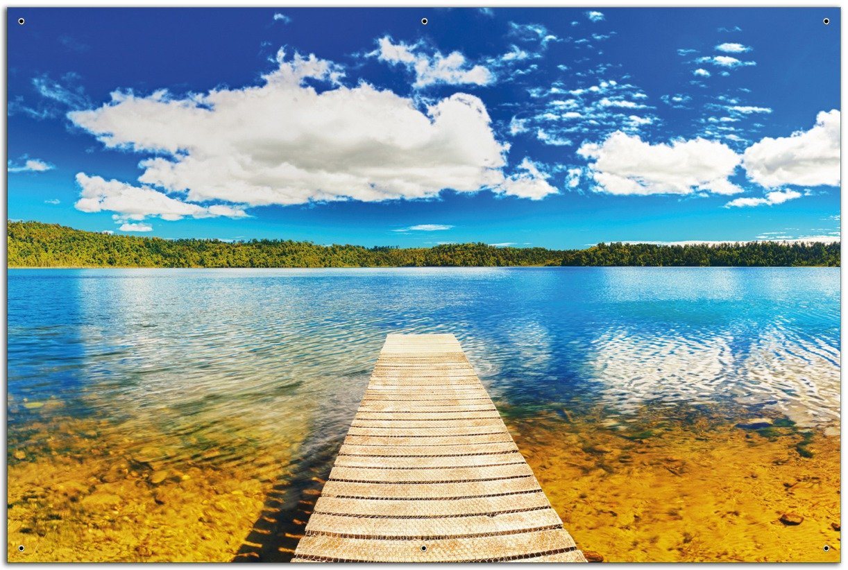 Wallario Sichtschutzzaunmatten Klarer See mit Steg - Blauer Himmel von Wallario