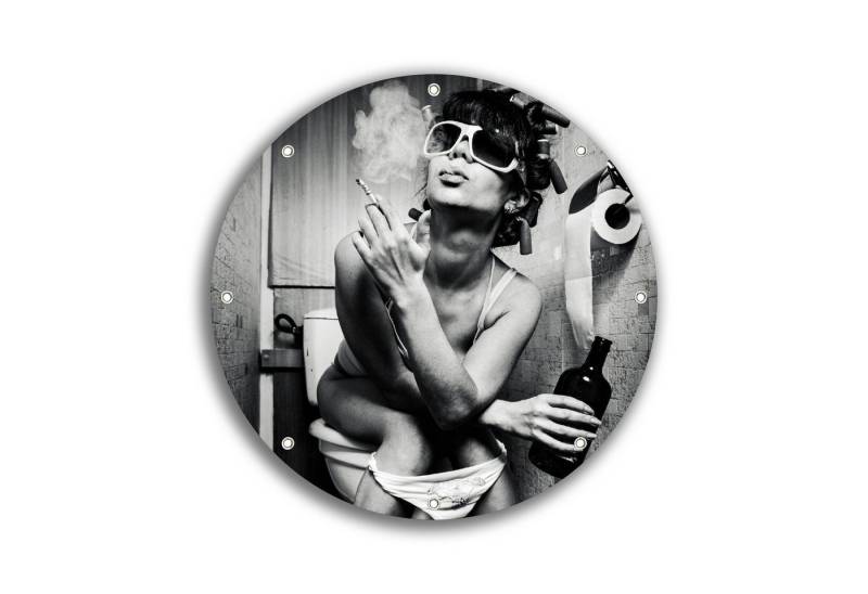 Wallario Sichtschutzzaunmatten Kloparty - Sexy Frau auf Toilette mit Zigarette und Schnaps, rund von Wallario