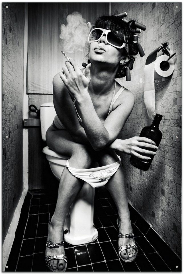Wallario Sichtschutzzaunmatten Kloparty - Sexy Frau auf Toilette mit Zigarette und Schnaps von Wallario