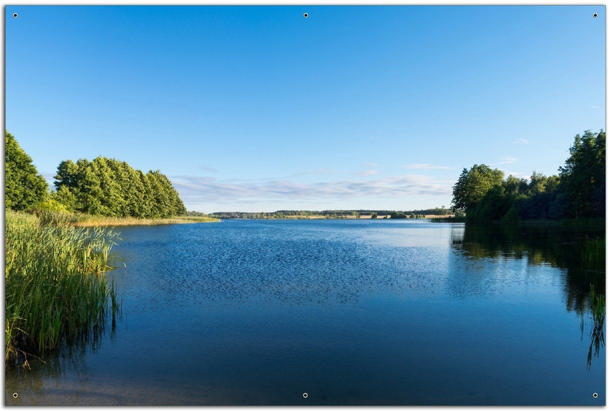 Wallario Sichtschutzzaunmatten Malerischer See mit Schilf unter blauem Himmel von Wallario