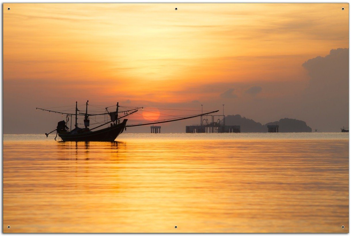 Wallario Sichtschutzzaunmatten Thailändisches Fischerboot vor Sonnenuntergang von Wallario
