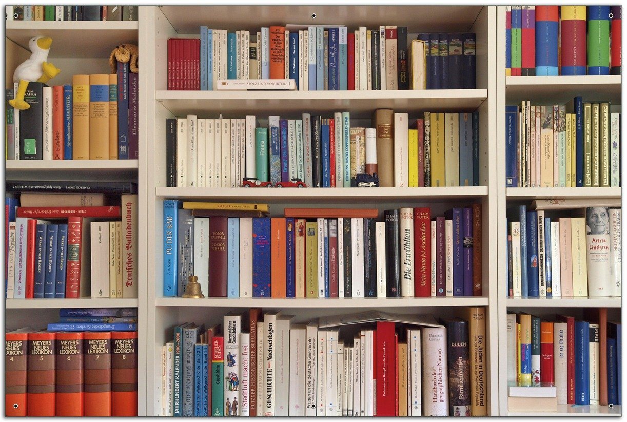 Wallario Sichtschutzzaunmatten Weißes Bücherregal mit unterschiedlichen Büchern von Wallario