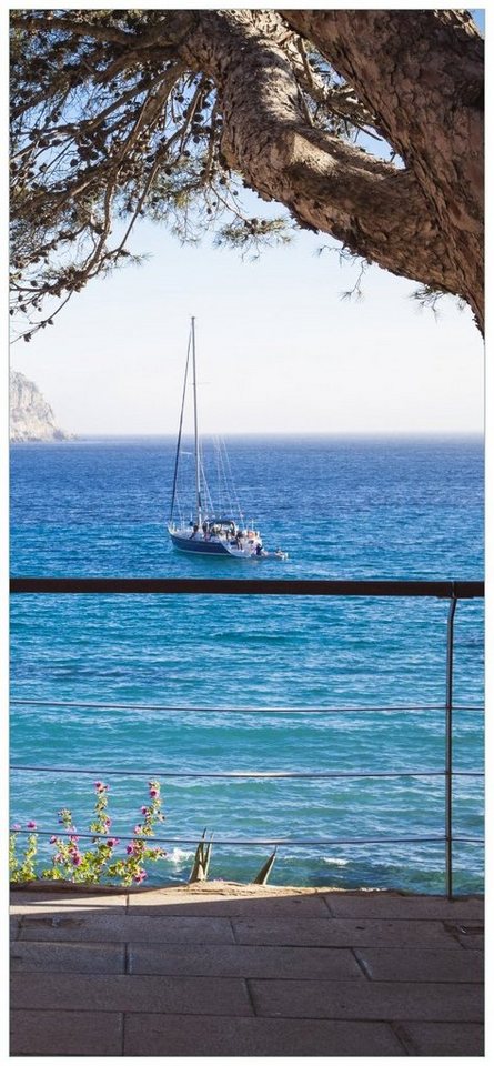 Wallario Türtapete Einsame Bank am Meer - Spanien im Sommer, glatt, ohne Struktur von Wallario