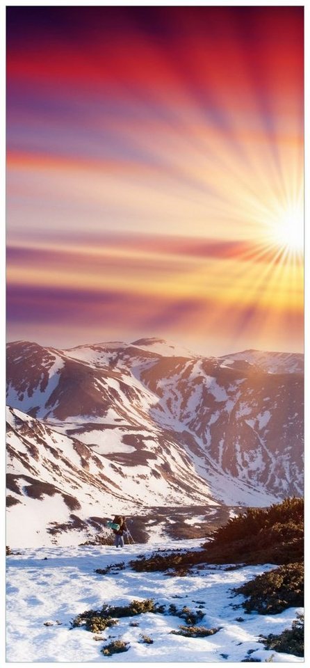 Wallario Türtapete Farbenfroher Sonnenuntergang im Winter - Schnee in den Bergen, glatt, ohne Struktur von Wallario