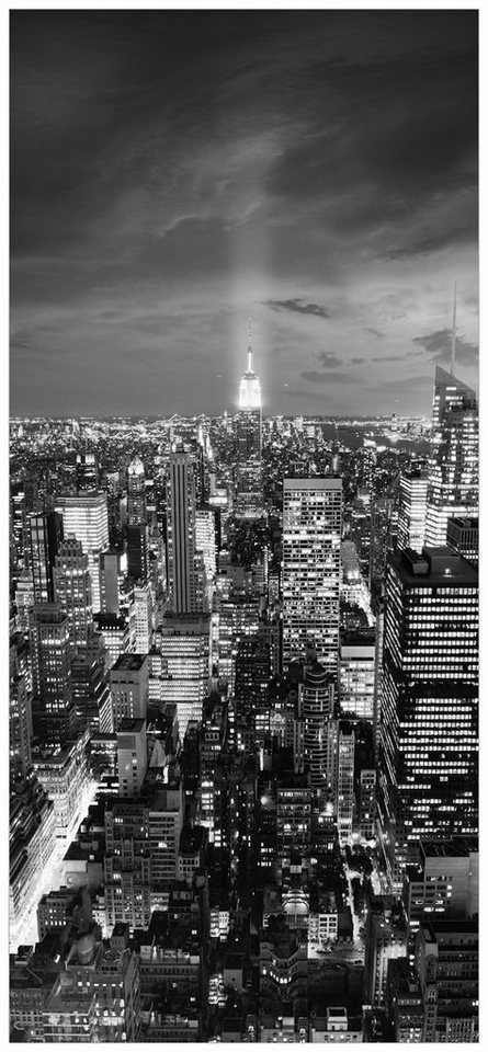 Wallario Türtapete New York bei Nacht - Panoramablick über die Stadt - schwarzweiß, glatt, ohne Struktur von Wallario