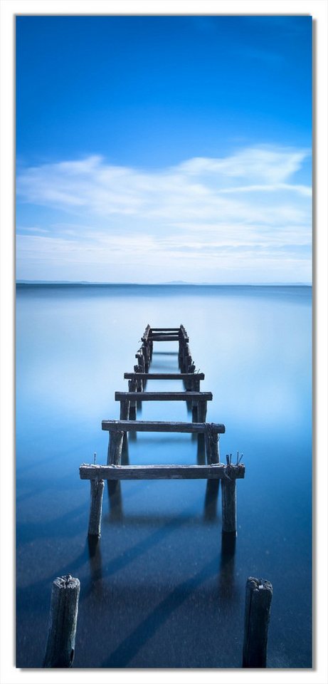 Wallario Türtapete Rustikaler Holzsteg im blauen See, glatt, ohne Struktur von Wallario